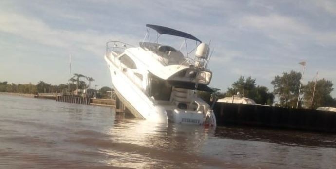 Un crucero se estrelló en la escollera del YCA San Fernando y se hundió | Internacionales