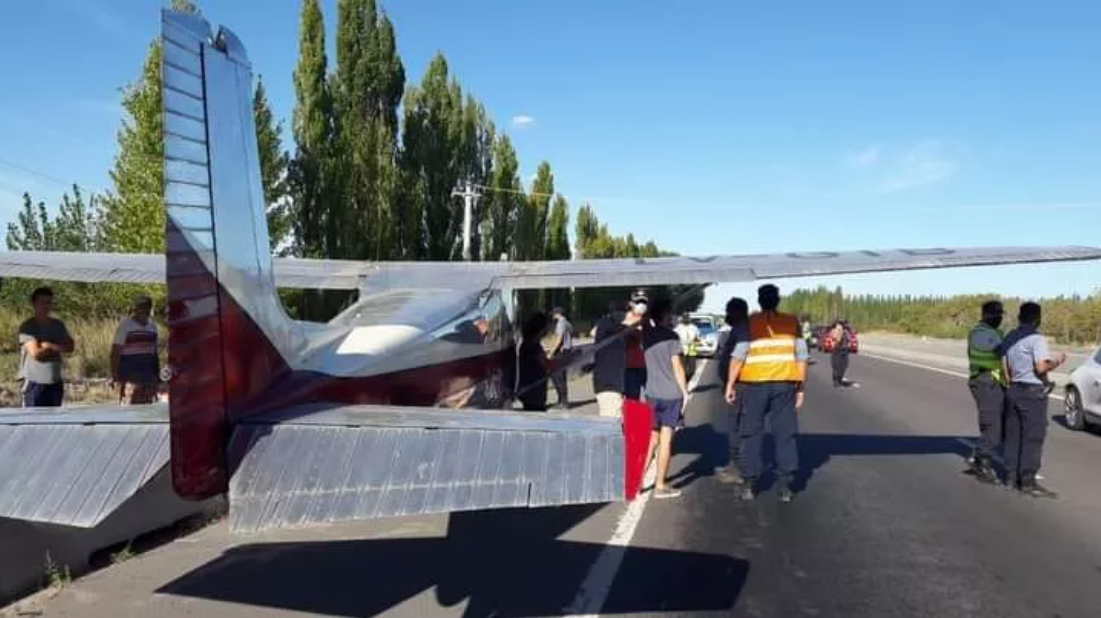 Video: una avioneta aterrizó de emergencia en una ruta | Tecnología