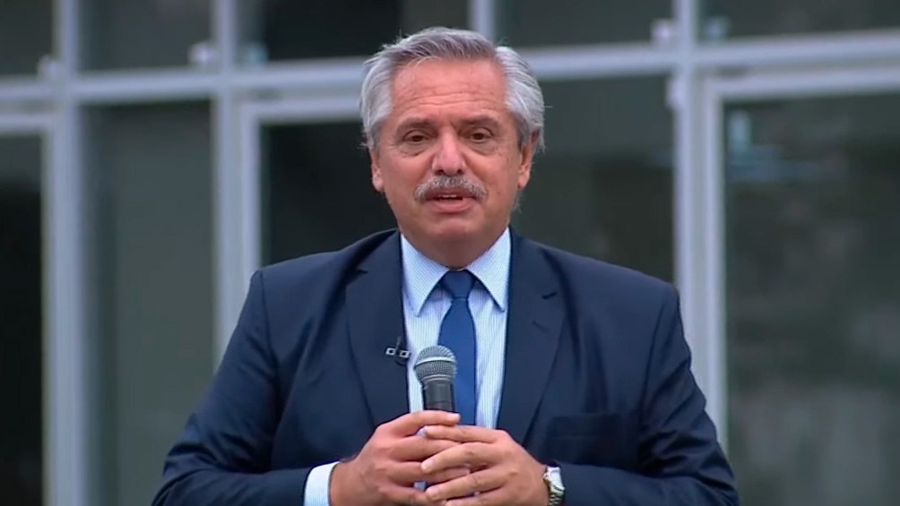 Fernández: "Los violentos tiran piedras, nosotros tiramos obras y llevamos vacunas" | Política