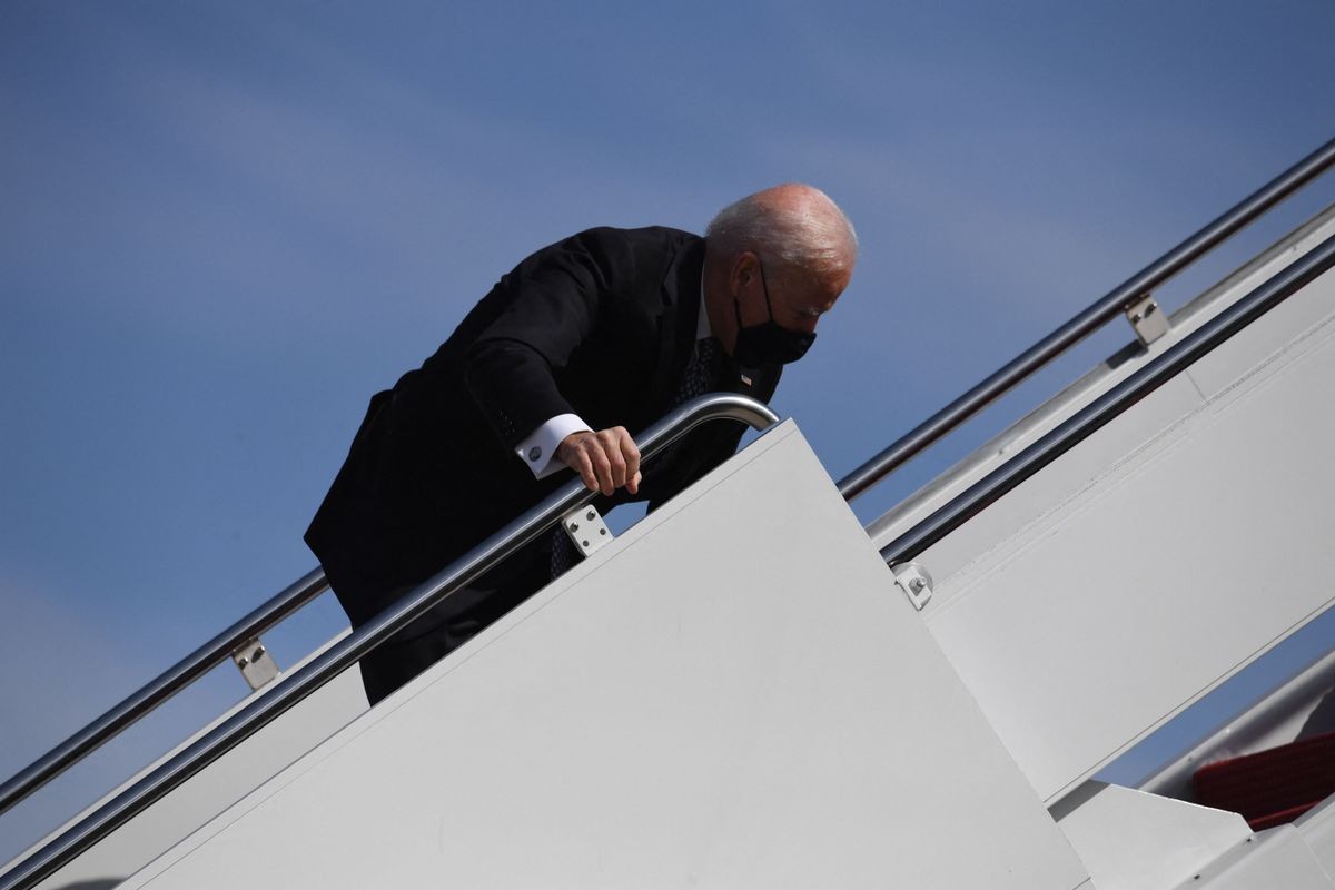 Video: el momento de la caída de Joe Biden mientras subía al avión presidencial | Internacionales