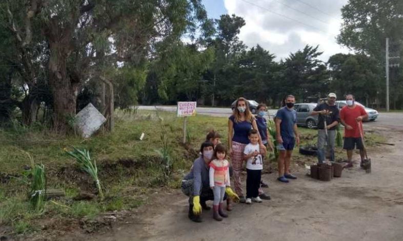 Vecinos de un barrio platense convirtieron un basural en un jardín de plantas | Información General