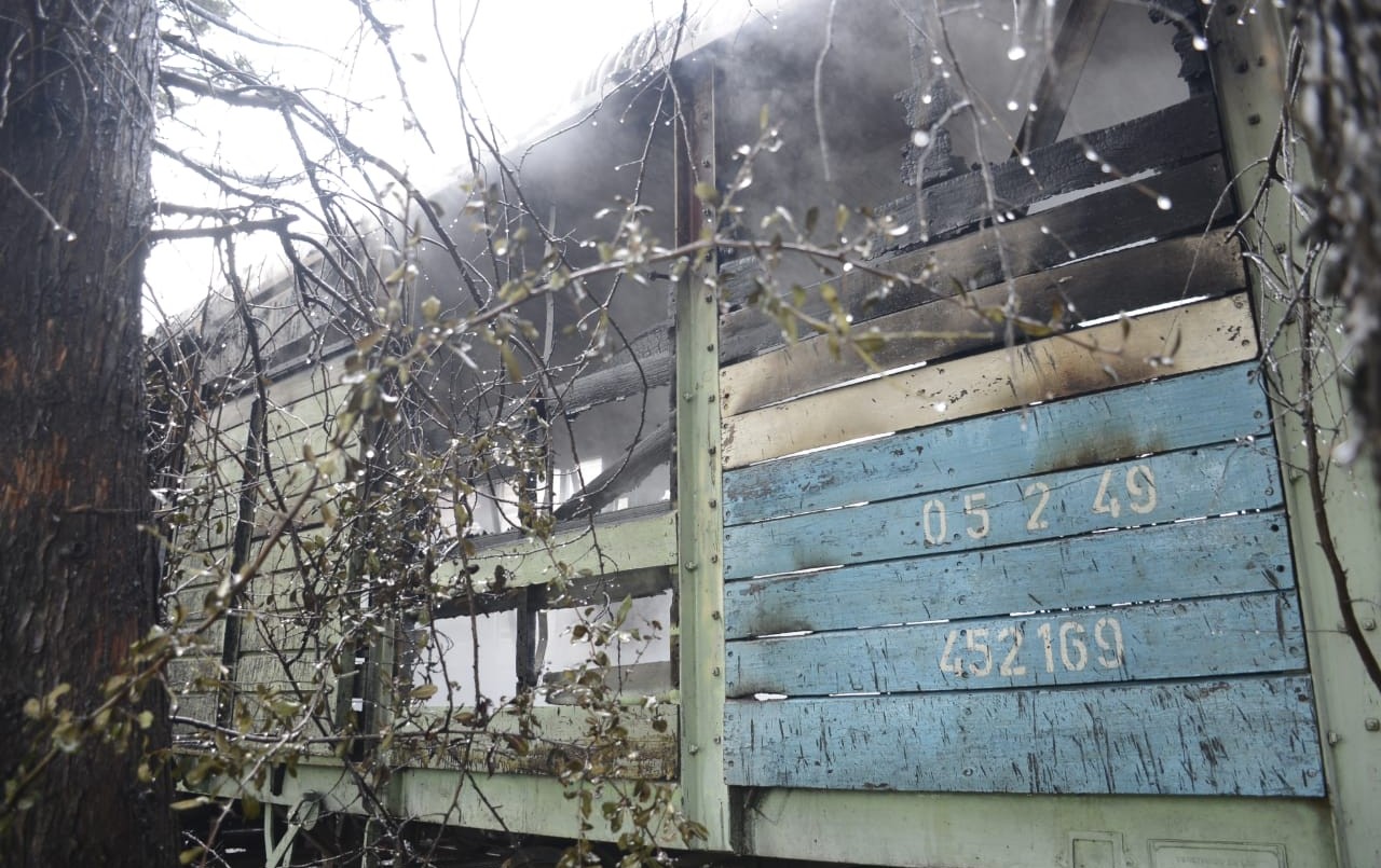 Incendio de vagones en el ferrocarril a la altura del parque Scalabrini Ortiz | Rosario y la región
