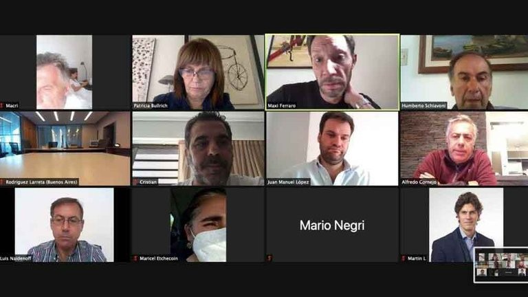 Blooper de Macri en reunión por Zoom: se vio a Juliana Awada en la cama | Política