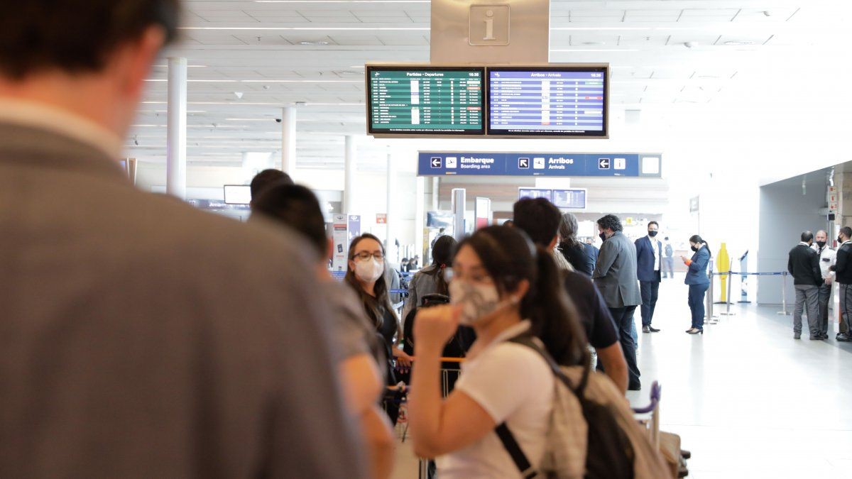 El Gobierno restringirá los viajes a Brasil y los argentinos que ingresen del exterior deberán pagarse el hisopado (1) | Información General