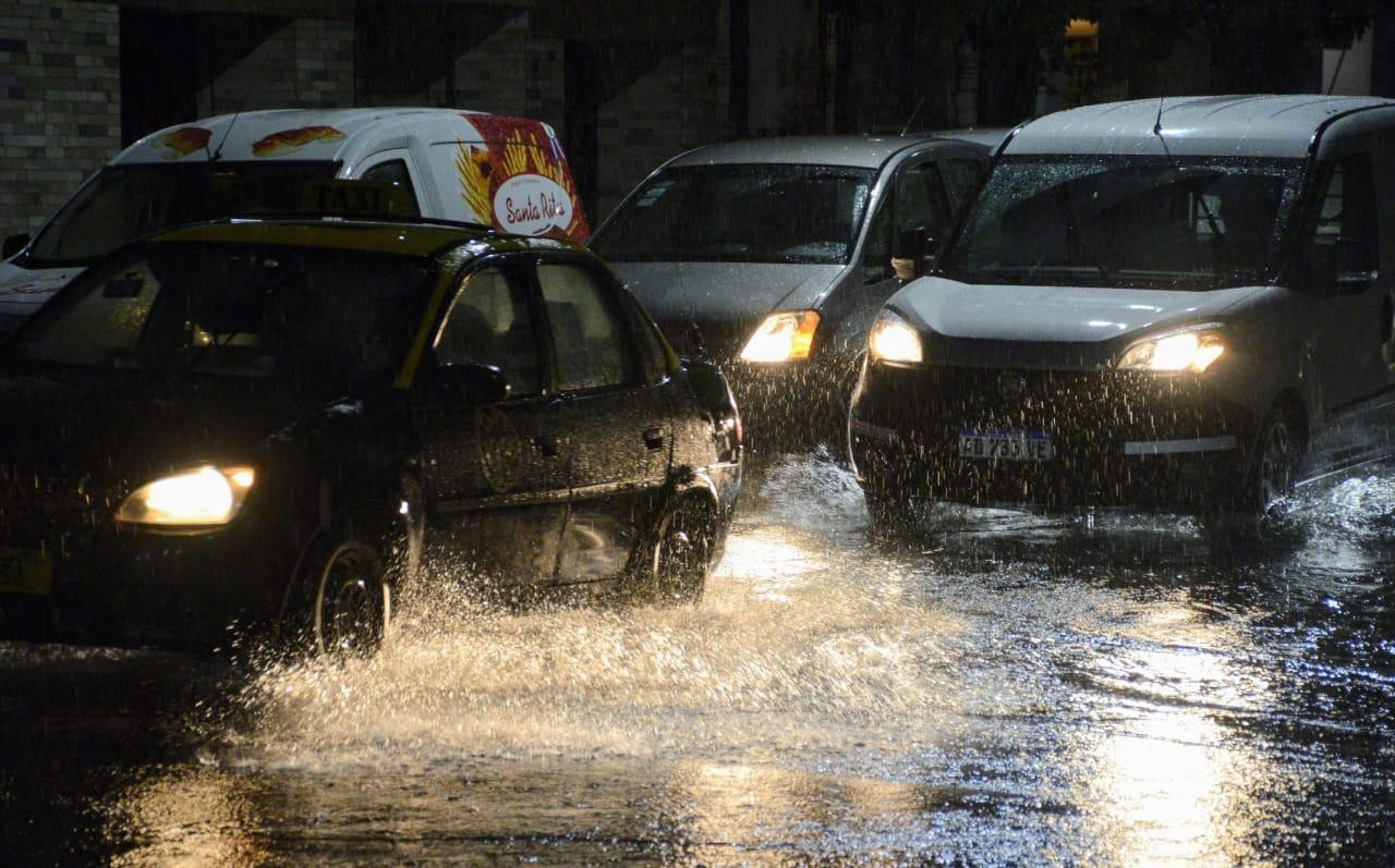 El jueves comenzó con diluvio y continúa vigente el alerta naranja | Servicios