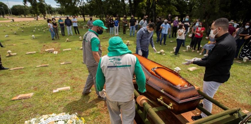 Brasil: récord de muertes diarias por covid, pese a giro de Bolsonaro | Internacionales