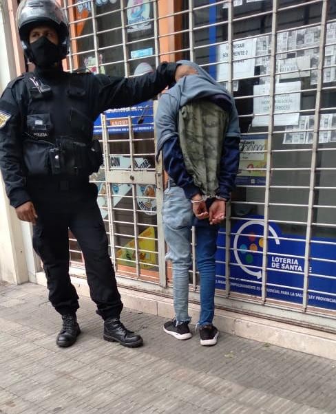 Detuvieron a un joven por robar un celular armado con un cuchillo | Rosario y la región
