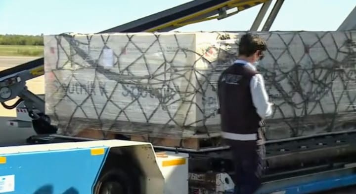 Llegaron otras 300 mil vacunas Sputnik V y salió el segundo vuelo a China | Información General