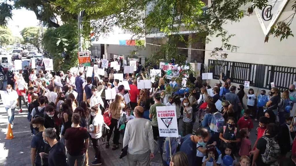 Realizaron un abrazo al Centro Educativo Latinoamericano por el conflicto de los terrenos | Rosario y la región