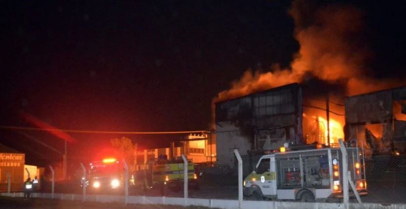 Un incendio arrasó la planta industrial de una empresa emblema de Tandil | Información General