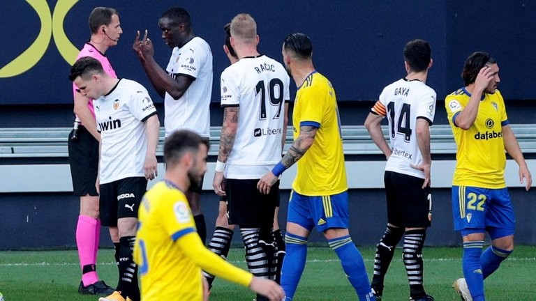 Escándalo en España: los jugadores del Valencia acusaron un insulto racista de un rival y abandonaron la cancha en pleno partido | Deportes