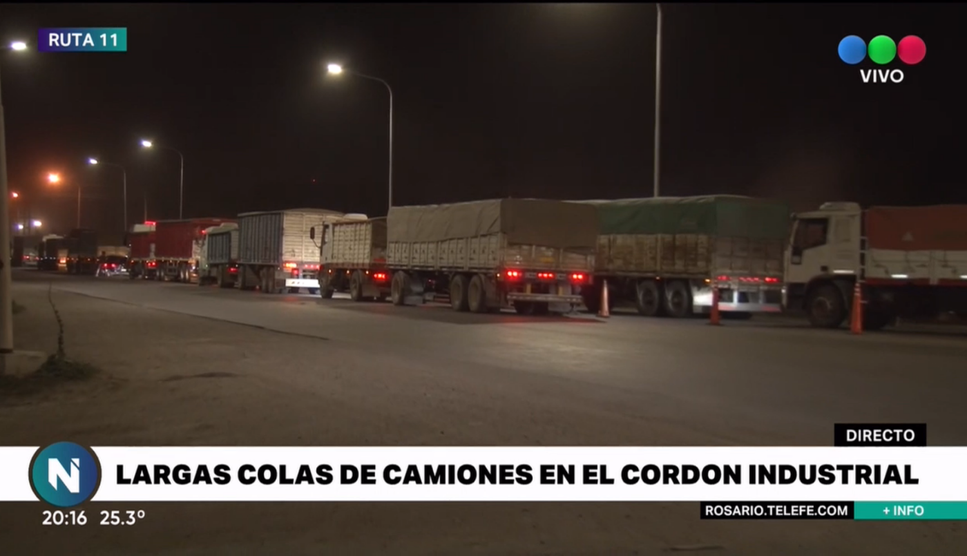 Largas filas de camiones en el cordón industrial | Rosario y la región