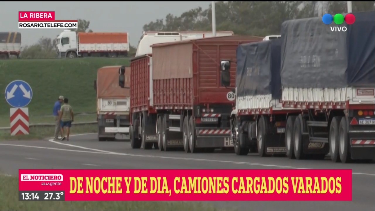Kilómetros de camiones sobre la autopista | Rosario y la región