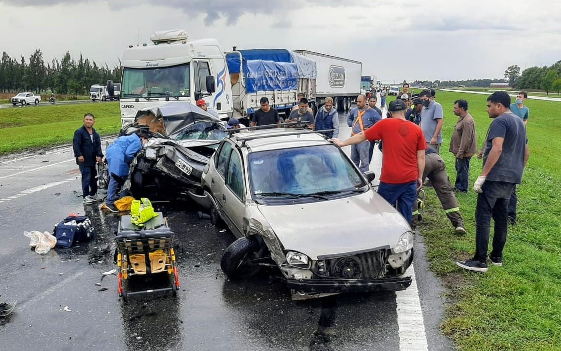 Choque múltiple: auto quedó hecho un bollo de hierros y rescataron a conductor | Rosario y la región