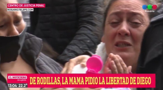 De rodillas, la mamá de Diego pidió la libertad de su hijo | Rosario y la región