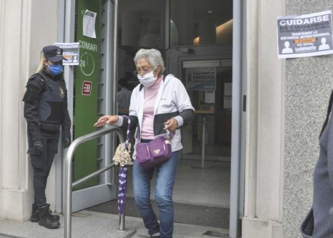 Bancos piden evitar ir a las sucursales ante el avance de segunda ola de Covid | Información General
