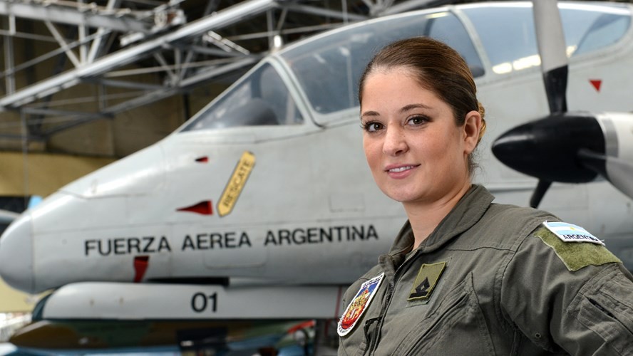 Rossi asiste al "Primer Vuelo Solo" de una piloto de combate mujer de la Fuerza Aérea Argentina | Información General