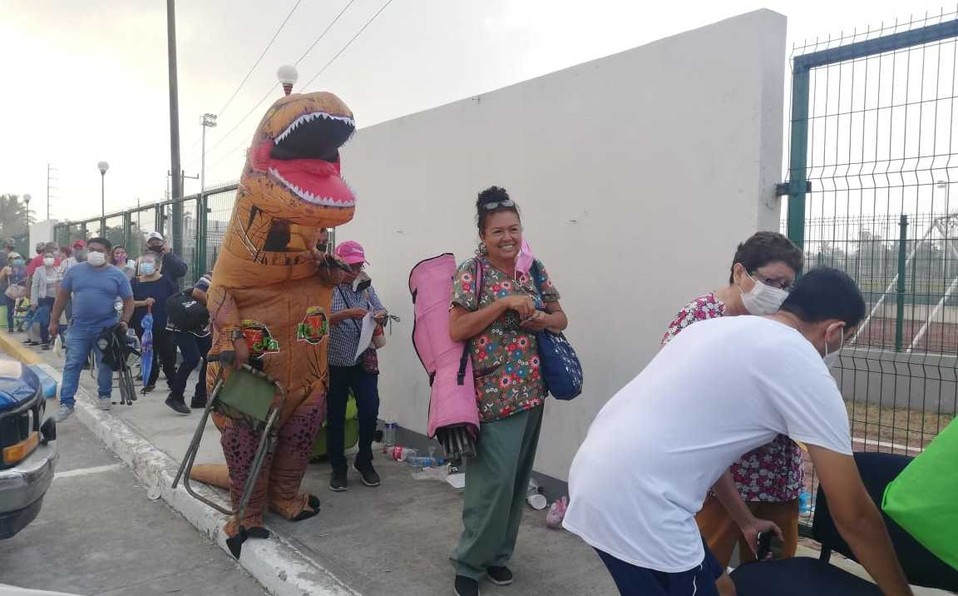 Se disfrazó de dinosaurio para acompañar a su madre a vacunarse contra el coronavirus | Tecnología