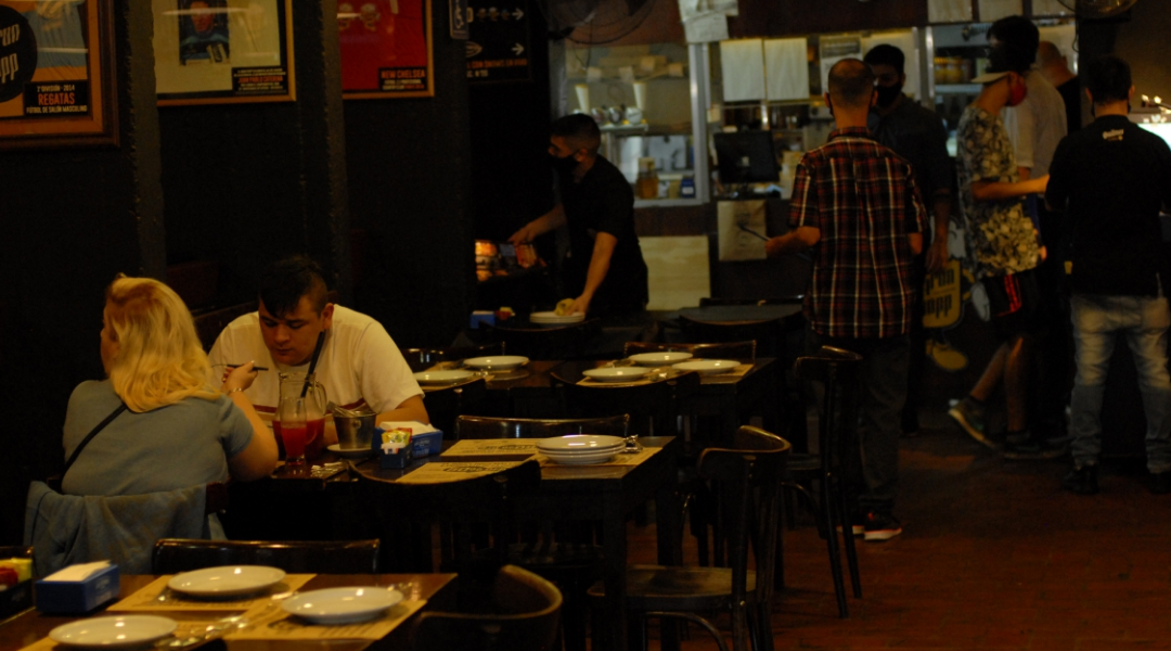 Controlan el cumplimiento de protocolos en bares de Santa Fe y Rosario | Rosario y la región