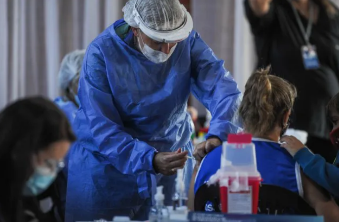 Llegan más dosis a Santa Fe y comienza la aplicación de la segunda dosis a mayores de 80 años | Rosario y la región