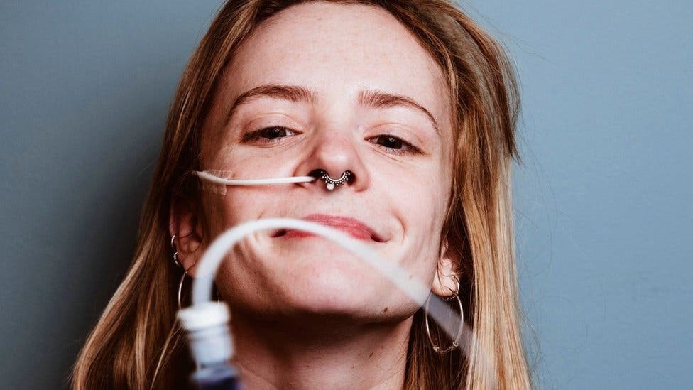 La joven chef que sigue cocinando pese a que una enfermedad le impide comer | Internacionales