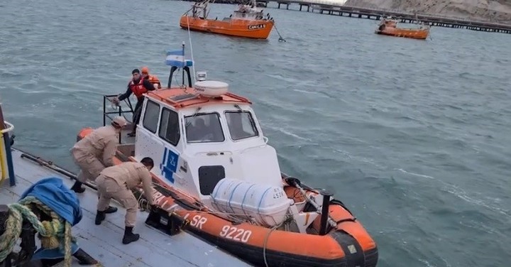 Buscan a tres kayakistas que se internaron en el mar en la costa de Chubut | Información General