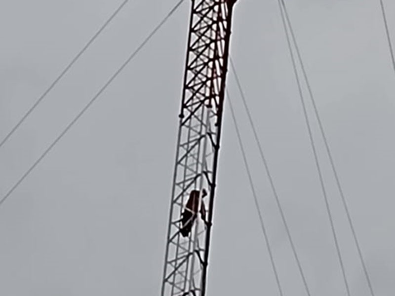 Tensión en Oliveros: paciente psiquiátrico trepó a una antena de 50 metros de altura | Rosario y la región