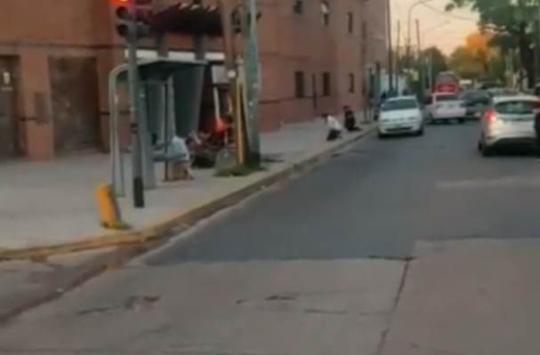 Video estremecedor: familiares de pacientes con coronavirus rezan en la puerta de una clínica de Munro | Tecnología