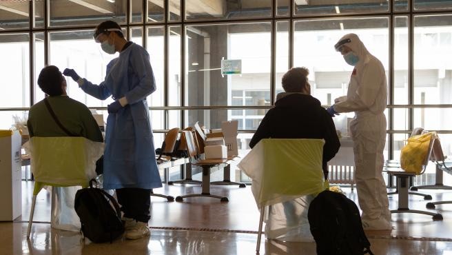 Un hombre tenía fiebre, fue a trabajar y contagió a más de veinte personas | Internacionales