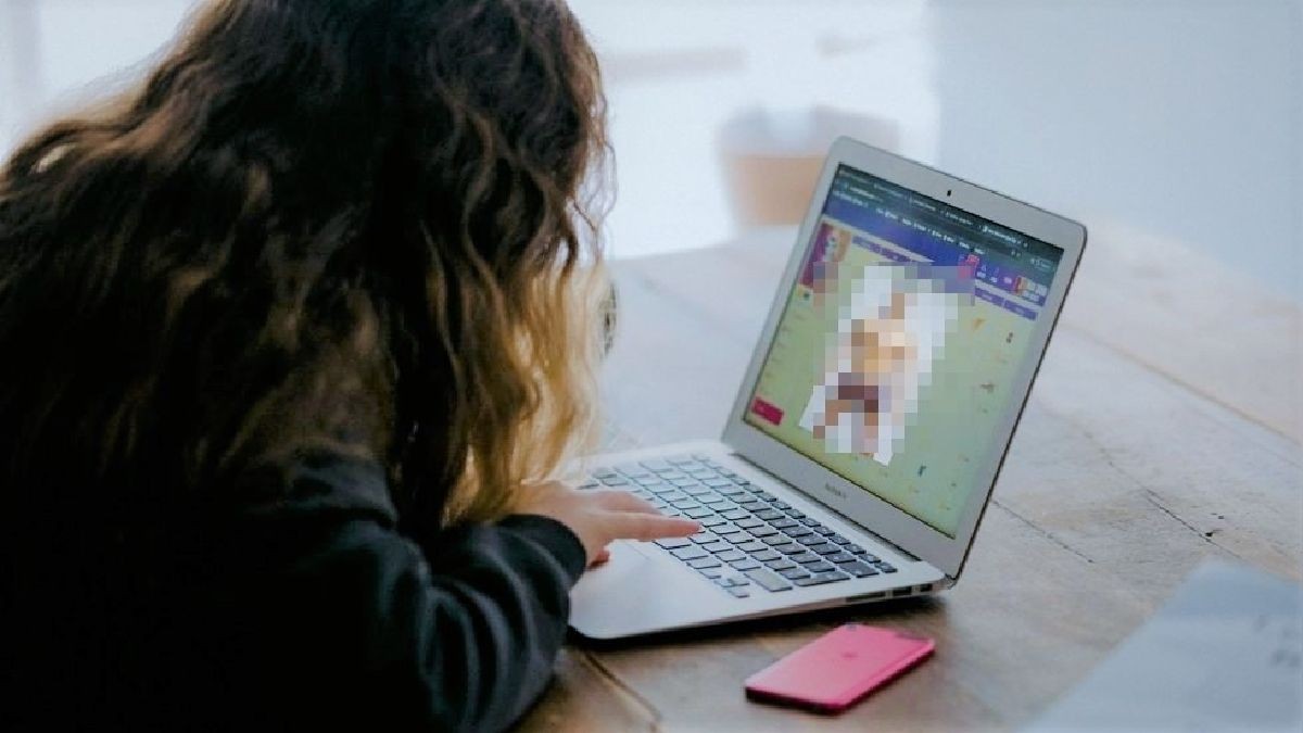 Profesor dejó la cámara encendida tras una clase y alumnos lo grabaron teniendo sexo con su esposa | Tecnología