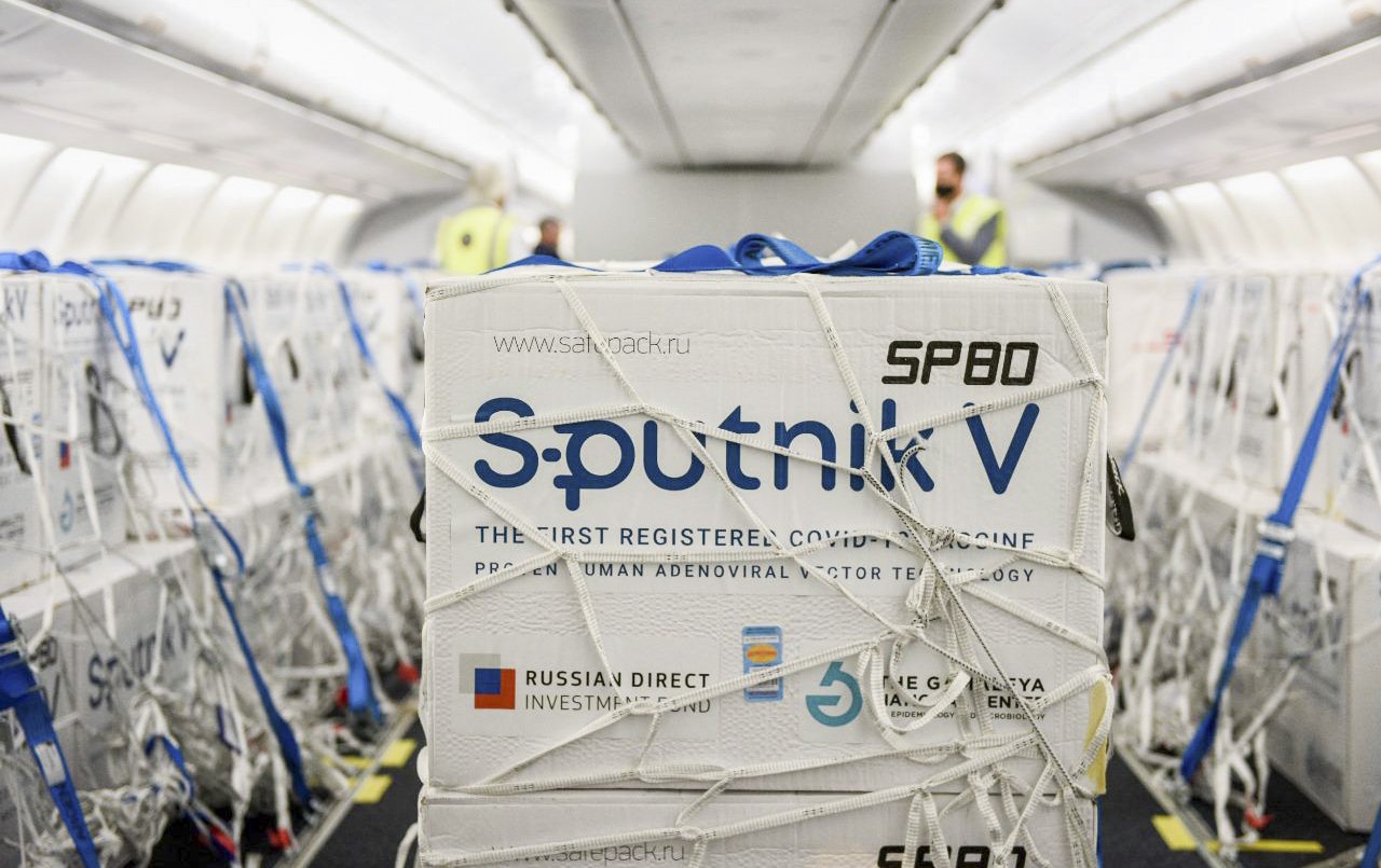 Vacunas: partió otro avión a Rusia y hoy llegan un millón de dosis de China | Información General