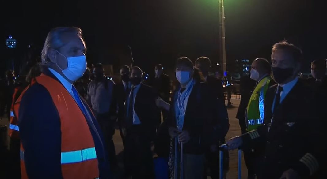 Alberto Fernández recibió a un avión que trajo al país un millón de vacunas Sinopharm | Información General