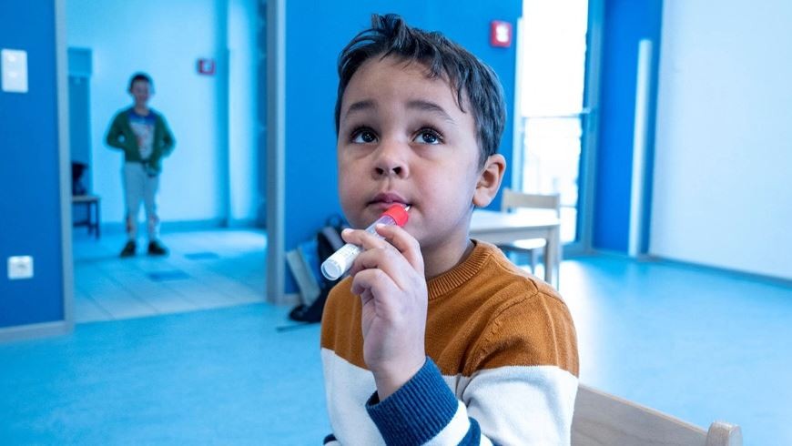 Austria prueba un test de coronavirus con forma de chupetín para niños y niñas | Internacionales