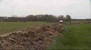 Video: se peleó con su vecino y armó una pared de excremento para que no lo molesten | Tecnología