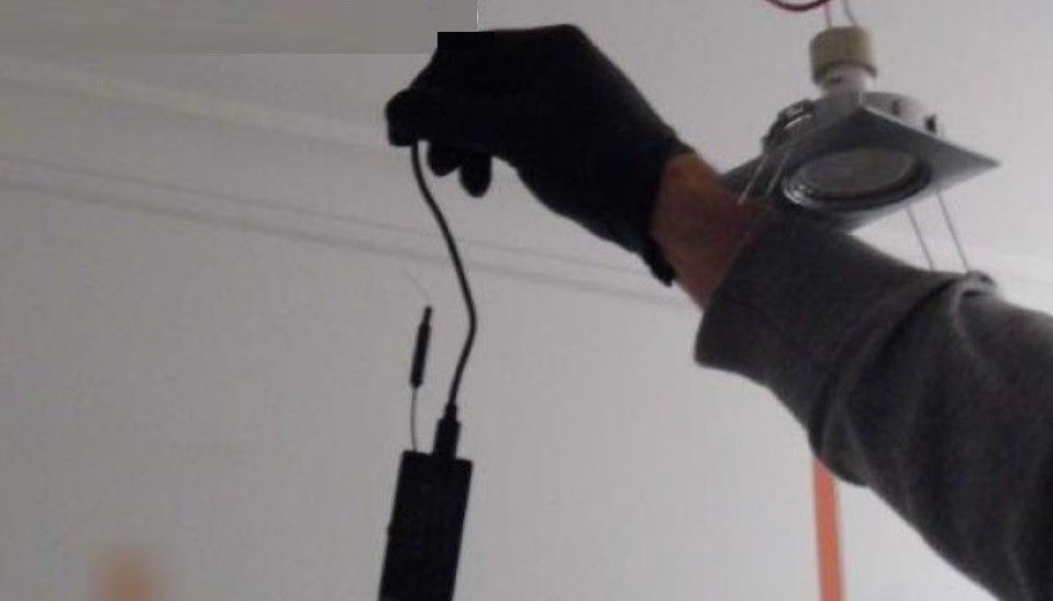 Un vecino se ofreció a cambarle la lamparita y colocó una cámara oculta en el baño | Internacionales