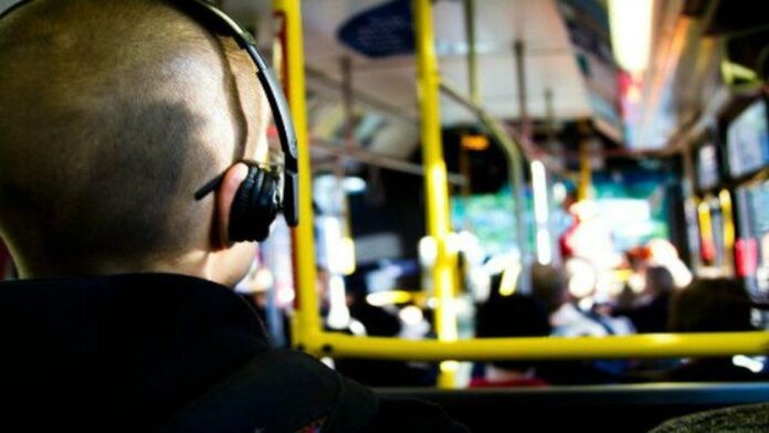 Media sanción al proyecto que prohíbe escuchar música sin auriculares en el transporte público | Rosario y la región