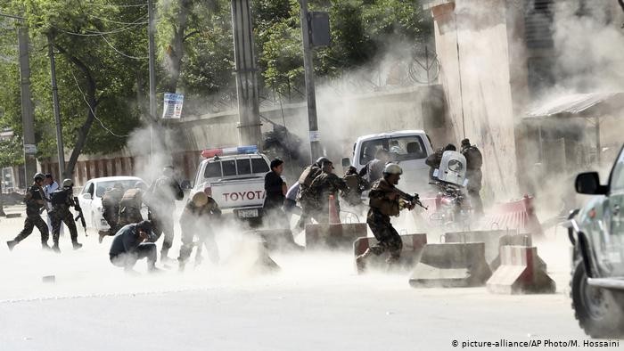 Al menos 50 víctimas fatales, la mayoría chicas entre 11 y 15 años, por un atentado a un colegio en Afganistán | Internacionales