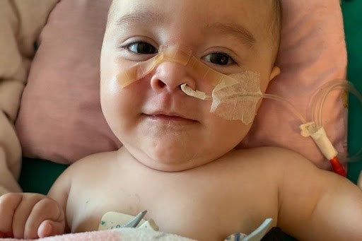 Santi Maratea mostró en sus redes cómo Emmita recibió el "medicamento más caro del mundo" | Información General