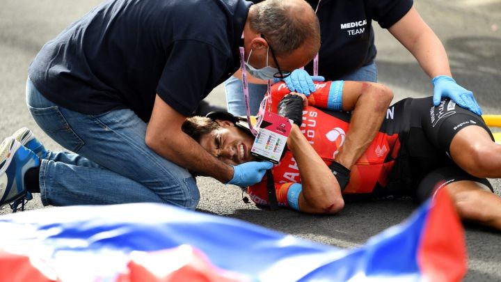 Un asistente causó un insólito accidente en el Giro de Italia: un ciclista sufrió una fractura de clavícula | Deportes