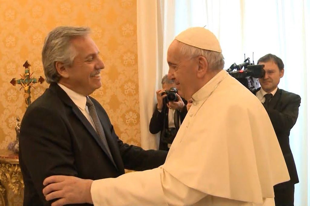 Productos orgánicos, medalla de Malvinas y un libro de Discépolo: los regalos del Presidente al Papa | Información General