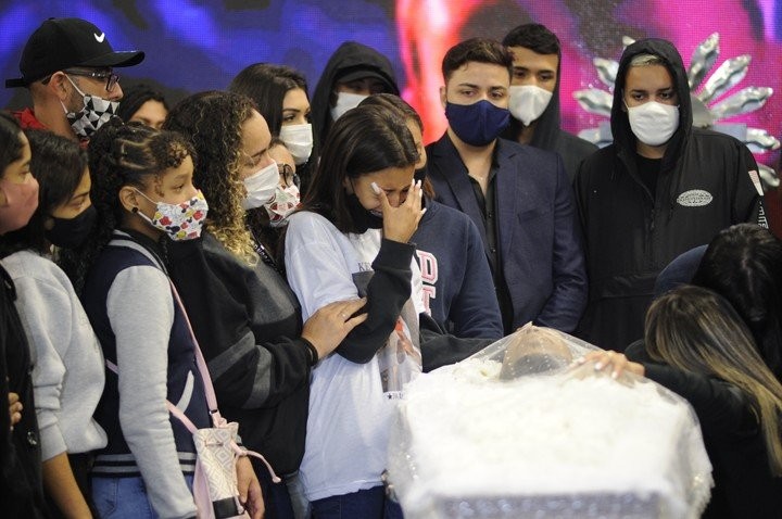 El duro discurso de la viuda de MC Kevin en el multitudinario velorio del cantante brasileño | Espectáculos