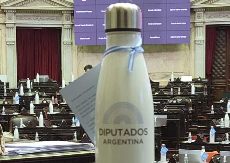 Massa incorporó botellas "ecofriendly" y el PRO aclaró: "No es para llevársela" | Política