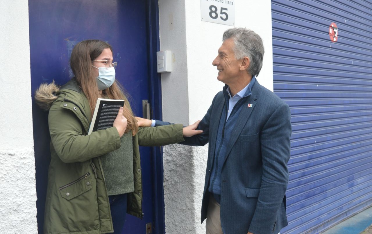 Macri visitó una seguidora de Instagram y se olvidó el barbijo | Política