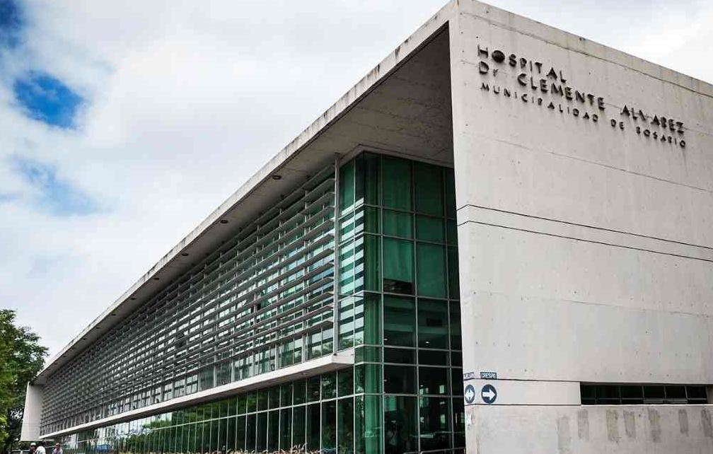 Caminaba por la calle con su novia en zona sur y le pegaron un tiro desde un auto | Rosario y la región