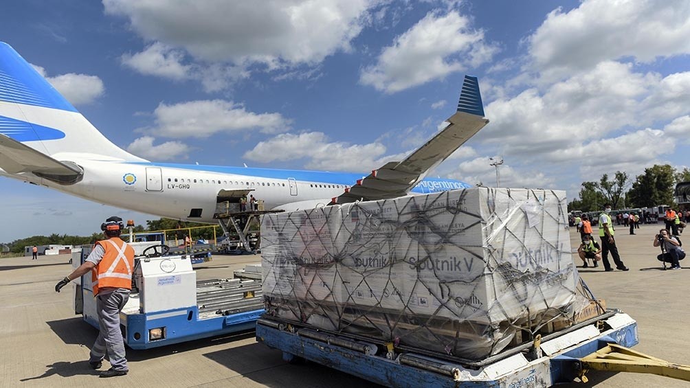 Llega hoy de Moscú el vuelo que trae el reactivo para fabricar la Sputnik | Información General