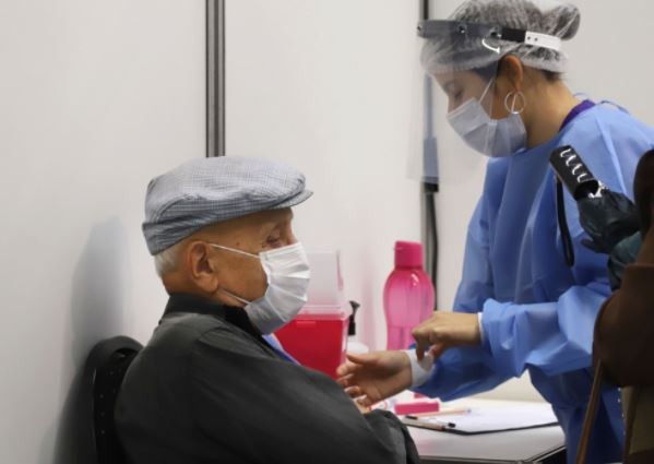 Las muertes de personas vacunadas aumenta en frecuencia, pero no se recopilan los casos | Información General