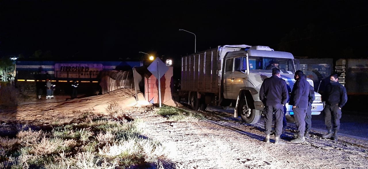 Volcó acoplado cargado con trigo tras ser embestido por un tren en Bahía Blanca | Información General