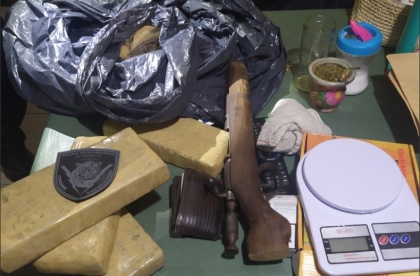 Llevaba drogas y un arma en una bolsa de consorcio | Rosario y la región