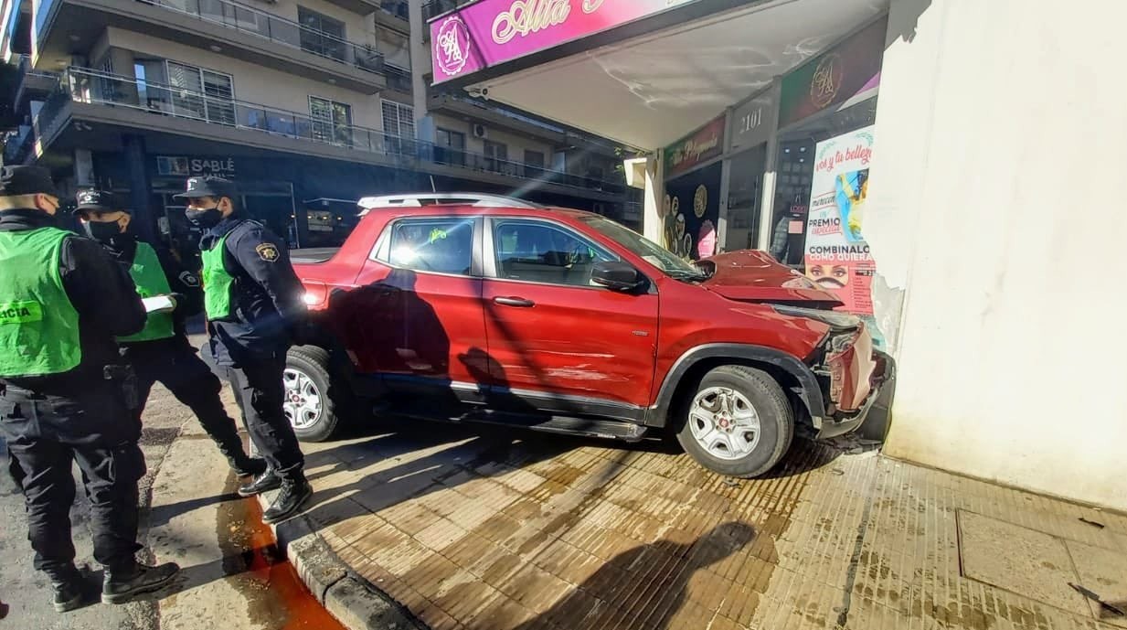 Chocaron y una camioneta terminó impactando contra el frente de una peluquería | Rosario y la región