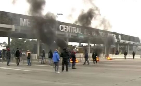 Protesta de trabajadores del Mercado Central de Buenos Aires, en rechazo al cánon que deben abonar | Información General